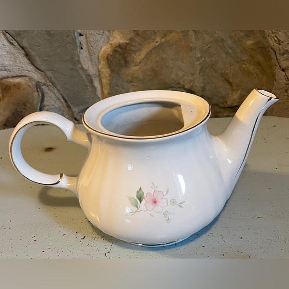 Vintage Salem China, English Collection, Hand-crafted, Delicate Teapot - Picture 6 of 7
